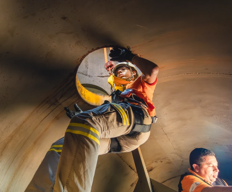 Bombeiro com equipamento de trabalho em altura