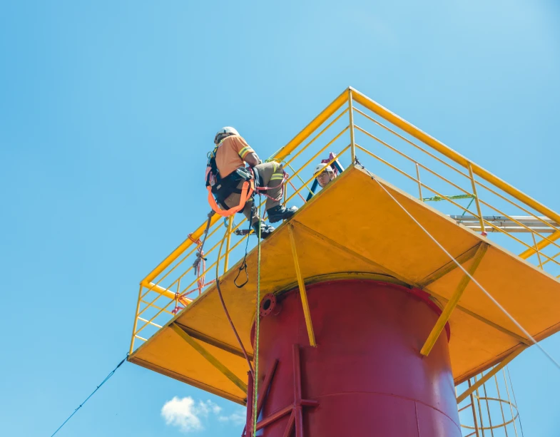 Bombeiro em plataforma de trabalho em altura
