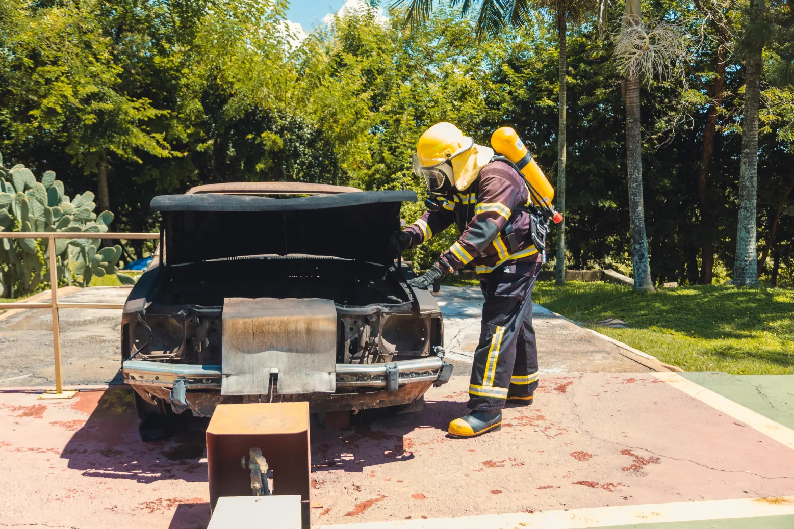 bombeiro em teste de controle de incêndio