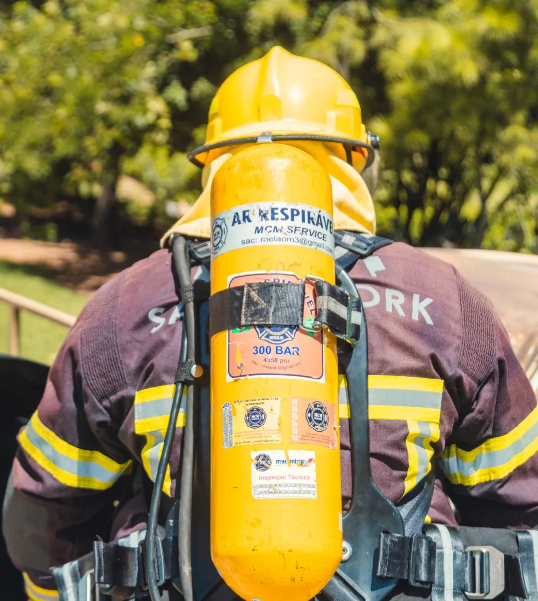 Bombeiro com ar respirável Safety e Work